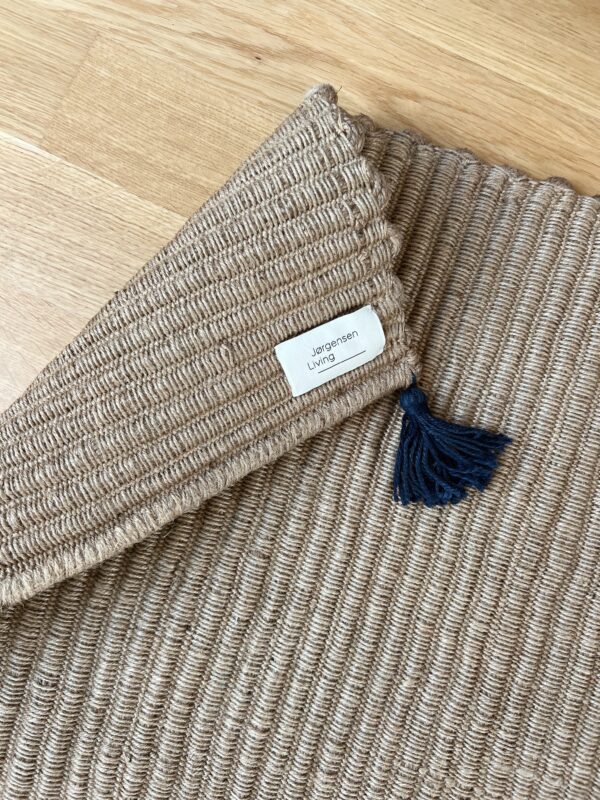 Handgefertigter und maßgeschneiderter Jute-Teppich/Matte mit Quasten