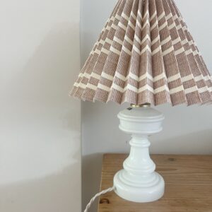 Dansk Holmegaard opal lampe lavet af mundblæst glas med en smuk lampeskærm